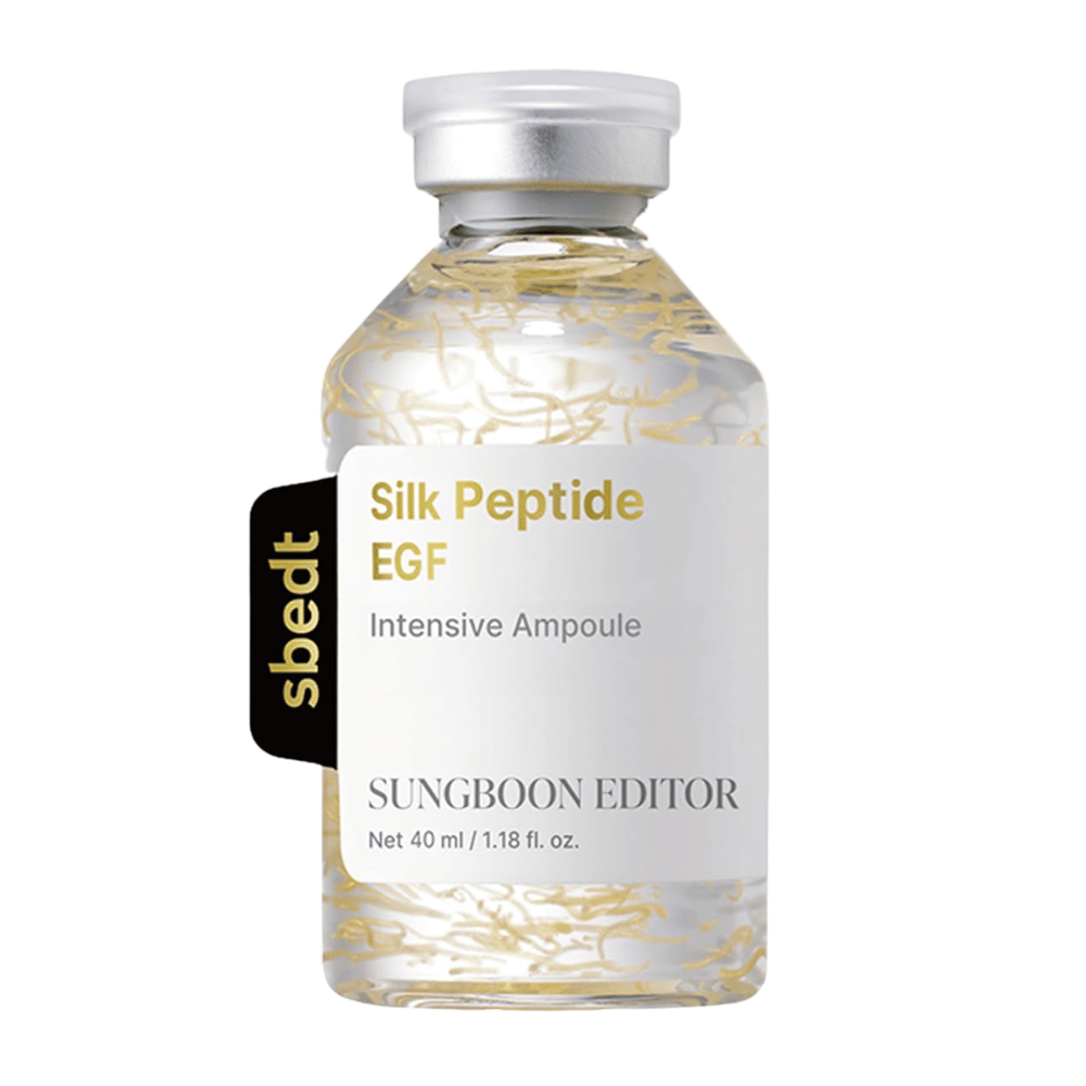 SUNGBOON EDITOR Silk Peptide EGF Intensive Ampoule to skoncentrowane serum z ekstraktem z jedwabiu, EGF, peptydami i 24-karatowym złotem, które nawilża skórę i pomaga uzyskać bardziej jędrny, wyrównany i promienny wygląd.