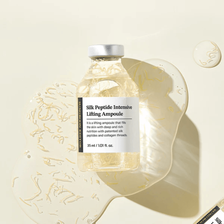 SUNGBOON EDITOR Silk Peptide Intensive Lifting Ampoule z peptydami jedwabiu w serum, które zapewnia głębokie nawilżenie, blask i efekt ujędrniający.