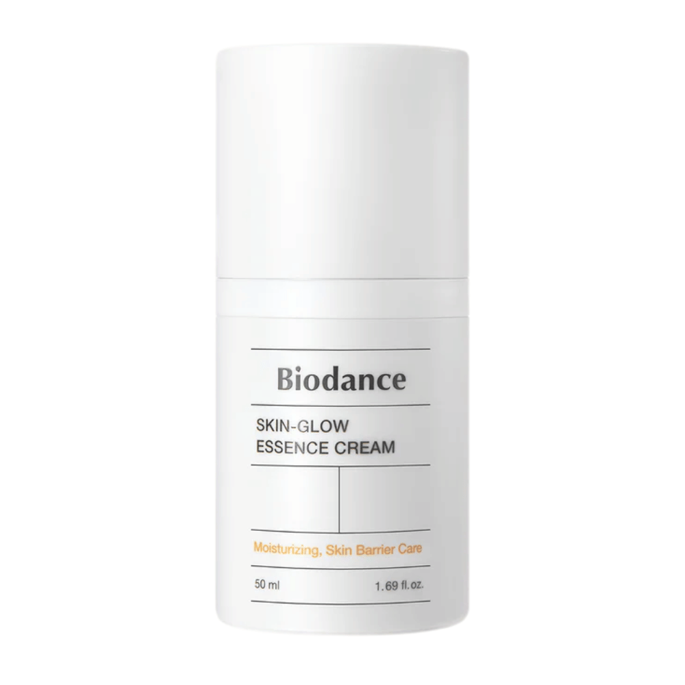 Zdjęcie produktu Biodance Skin-Glow Essence Cream w białej butelce z pompką o minimalistycznym designie. Tekst na opakowaniu wskazuje, że krem nawilża i wzmacnia barierę skórną. Pojemność: 50 ml.