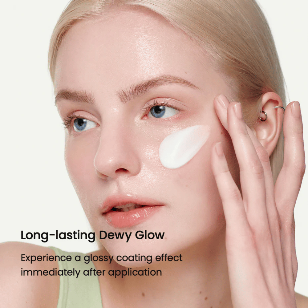 Zbliżenie na kobietę o jasnej cerze, aplikującą Biodance Skin-Glow Essence Cream na policzek, co daje natychmiastowy błyszczący i nawilżony wygląd z długotrwałym blaskiem.