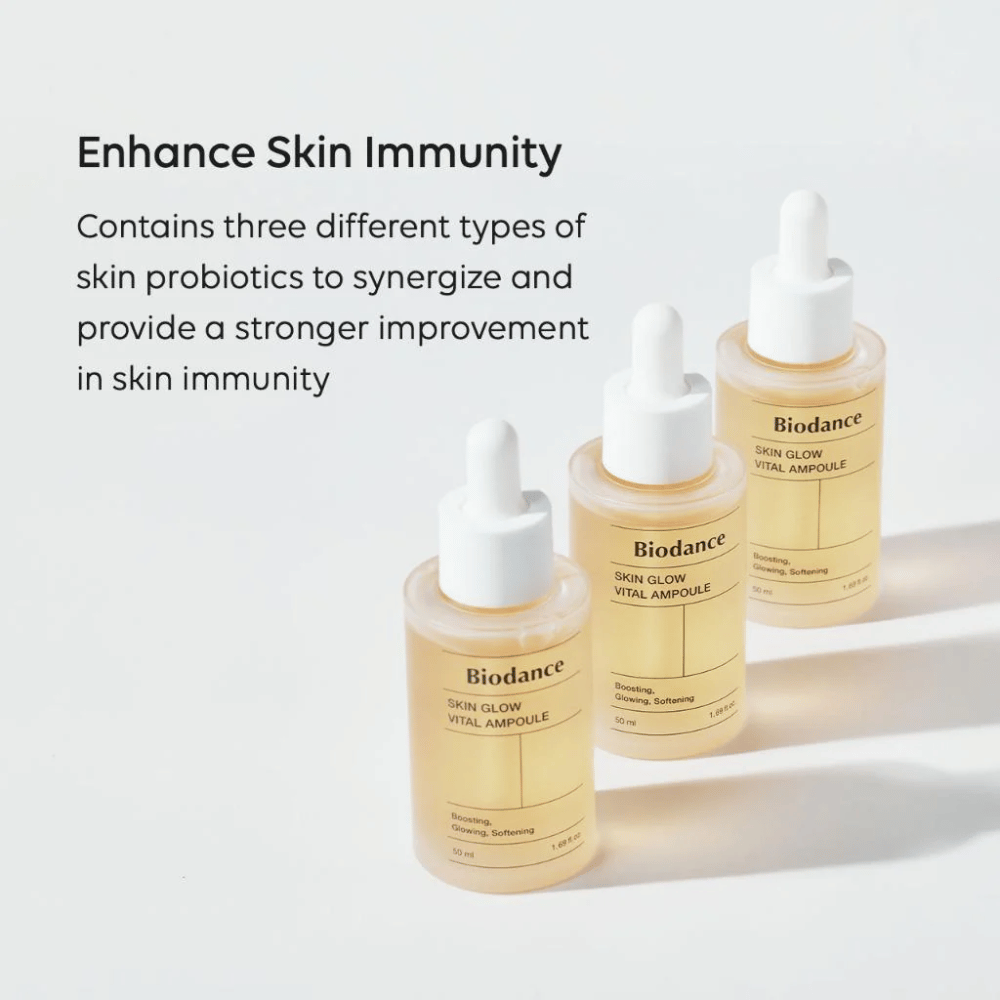 Trzy butelki Biodance Skin Glow Vital Ampoule są pokazane z napisem 'Enhance Skin Immunity'. Produkt zawiera trzy różne rodzaje probiotyków skórnych, które wzmacniają odporność skóry i poprawiają jej ochronę.