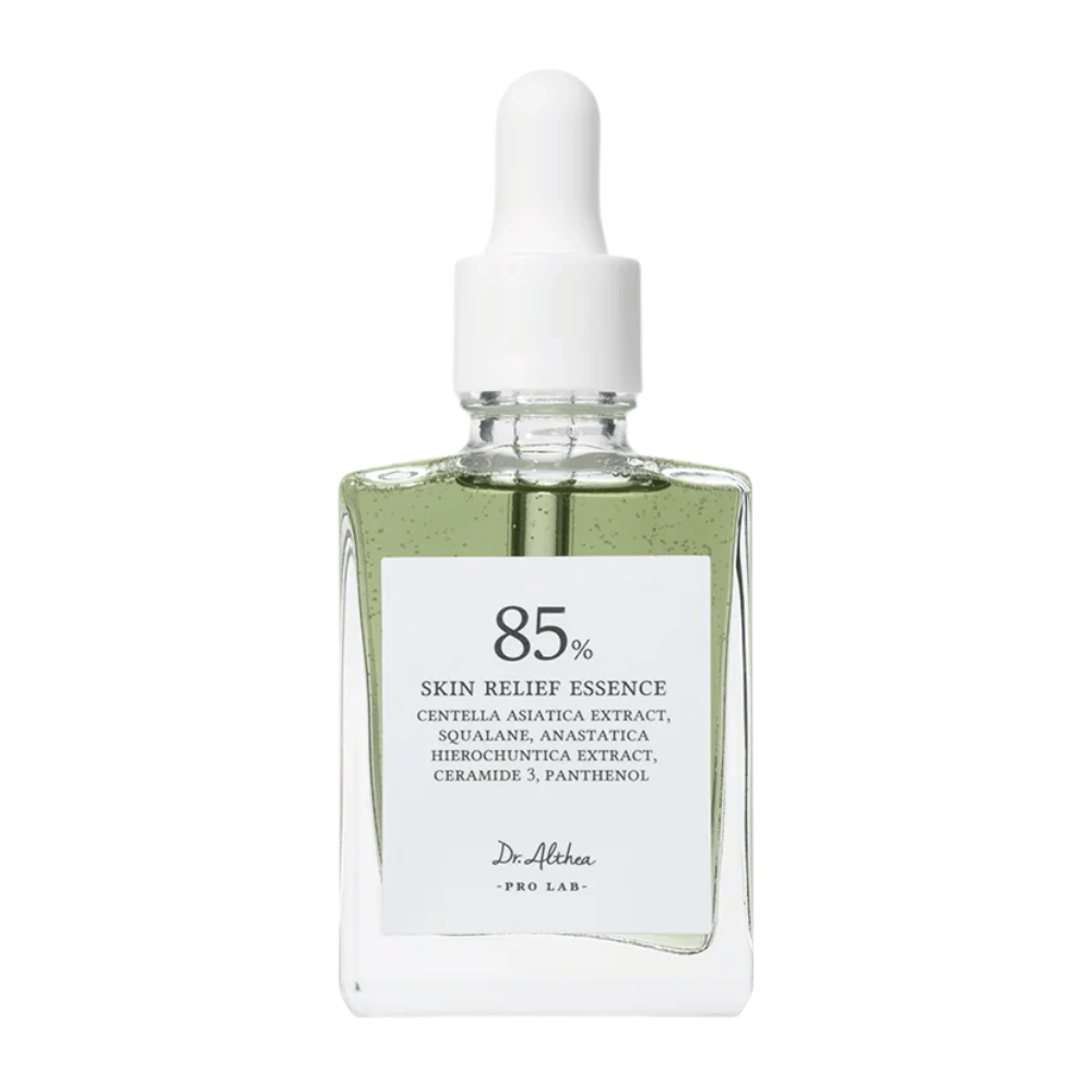 Dr. Althea 85% Skin Relief Essence w eleganckiej szklanej butelce z białą pipetą. Zawiera centella asiatica, ceramidy i pantenol, aby uspokoić i przywrócić skórze równowagę.