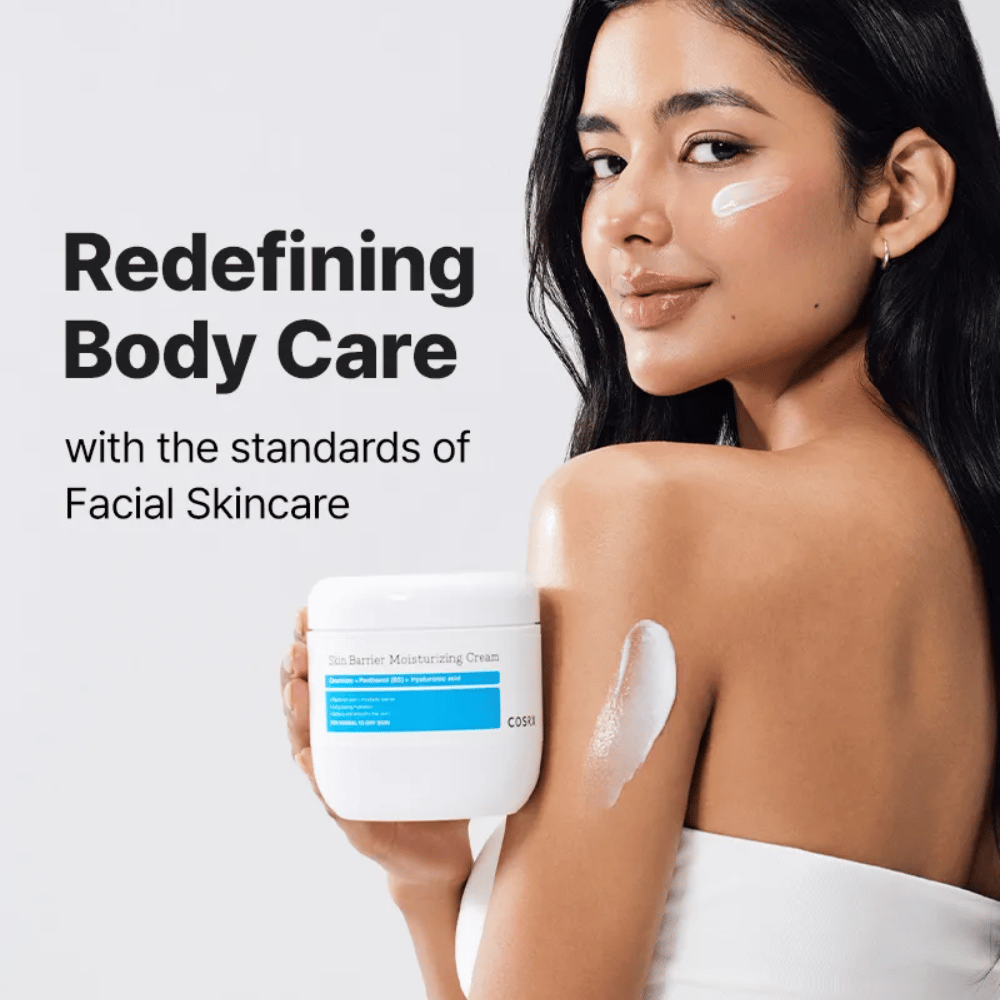 Kobieta aplikuje COSRX Skin Barrier Moisturizing Cream – nawilżający krem do ciała inspirowany pielęgnacją twarzy.