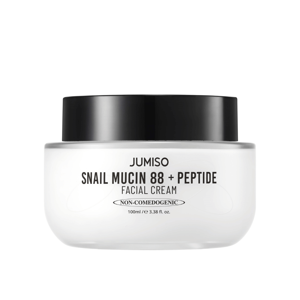 JUMISO Snail Mucin 88 + Peptide Facial Cream w białym słoiku z czarną pokrywką. Krem do twarzy z 88% wydzieliny ślimaka i peptydami do intensywnej pielęgnacji i nawilżania skóry.