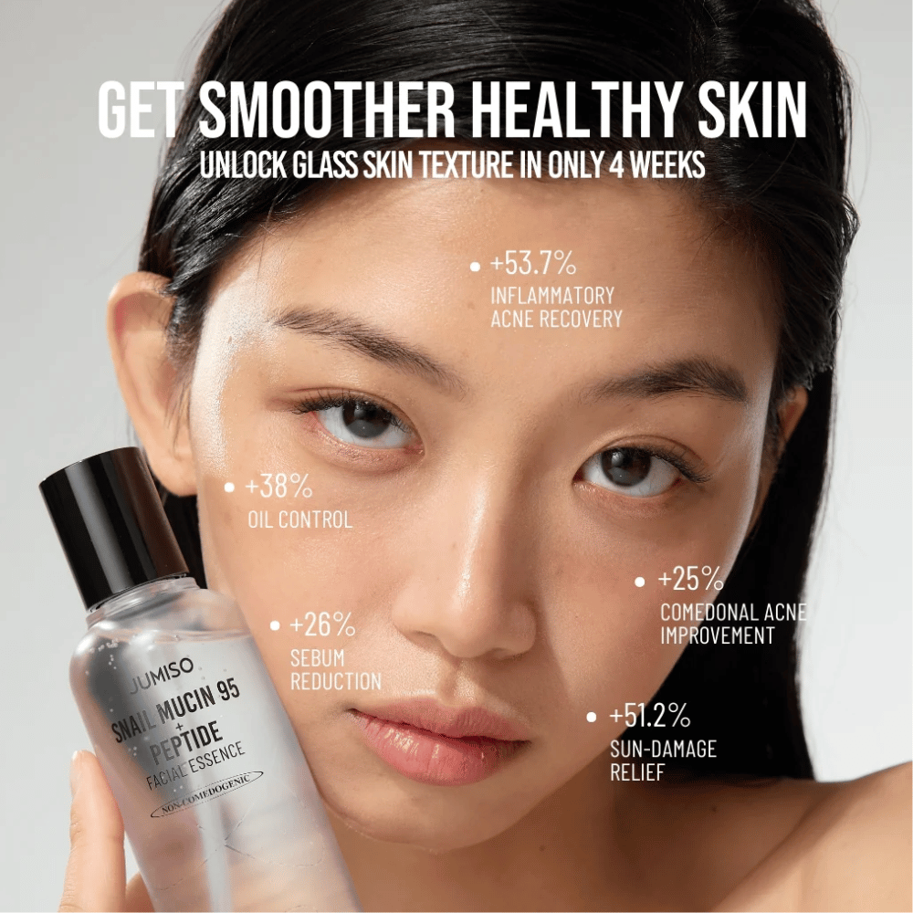 Kobieta z równomiernym kolorytem skóry trzyma Jumiso Snail Mucin 95 + Peptide Facial Essence. Tekst pokazuje poprawy, takie jak zmniejszenie trądziku, mniej sebum i zwiększoną regenerację skóry.