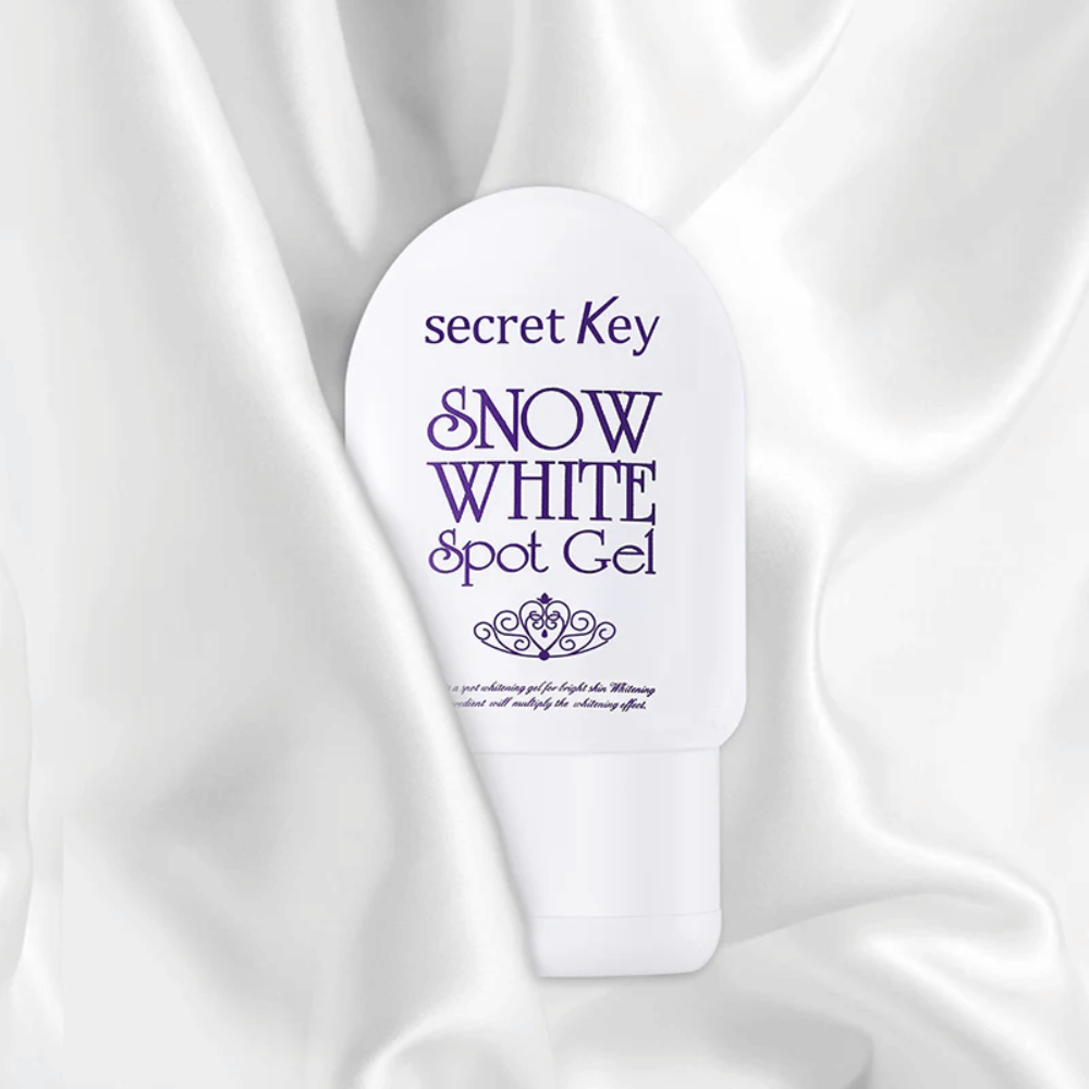 Secret Key Snow White Spot Gel umieszczony na białym, satynowym tle.
