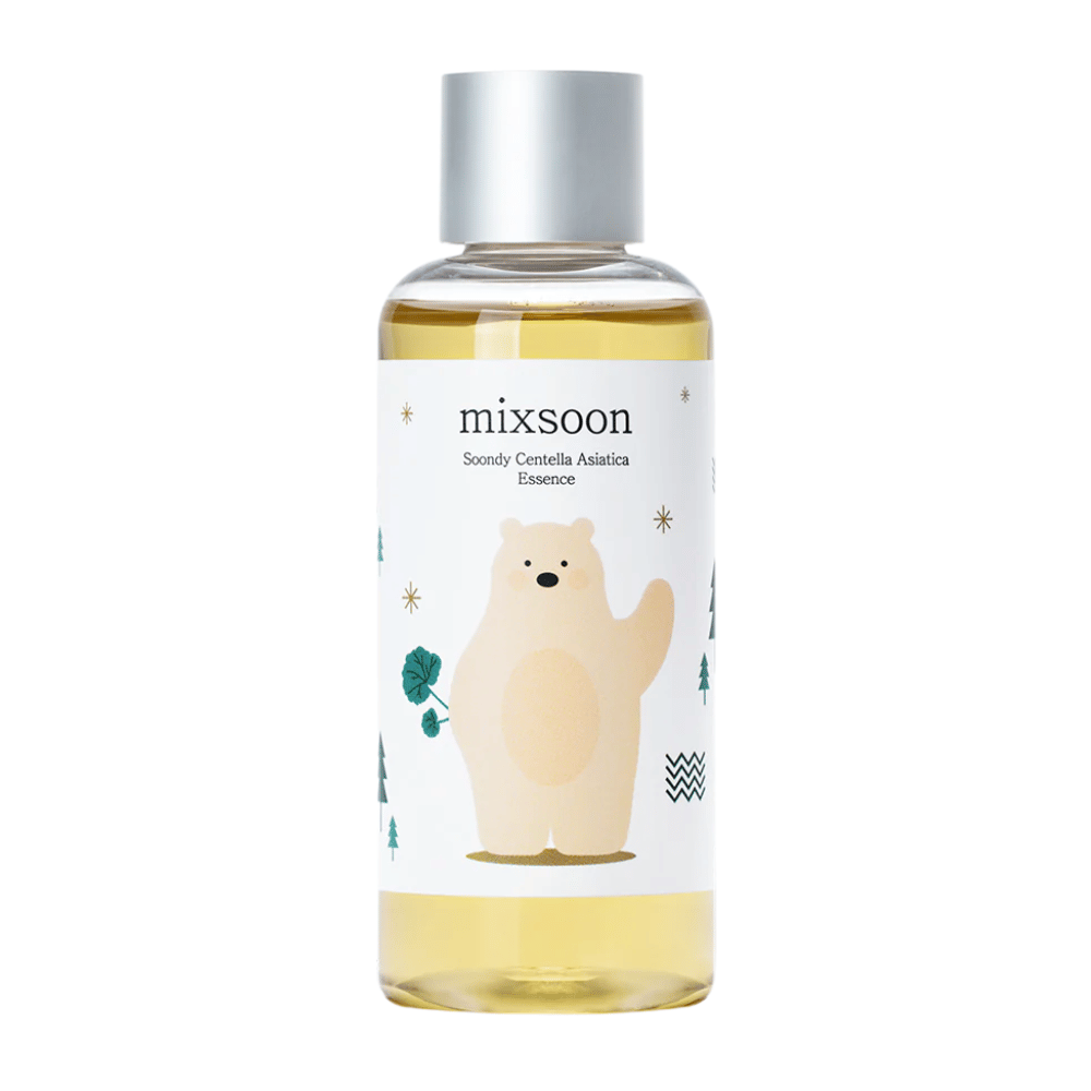 Zdjęcie produktu Mixsoon Soondy Centella Asiatica Essence w przezroczystej butelce z ilustracją niedźwiedzia, na białym tle.