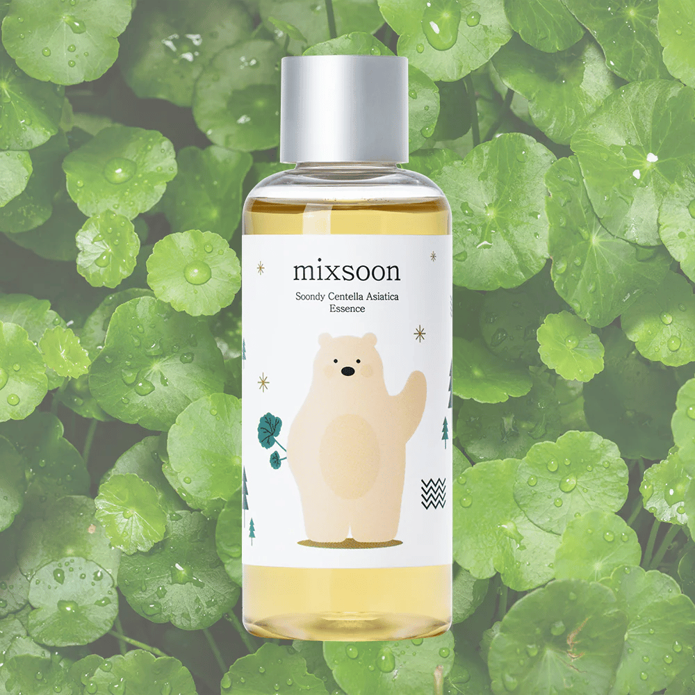 Mixsoon Soondy Centella Asiatica Essence butelka z ilustracją niedźwiedzia, na tle zielonych liści centelli.
