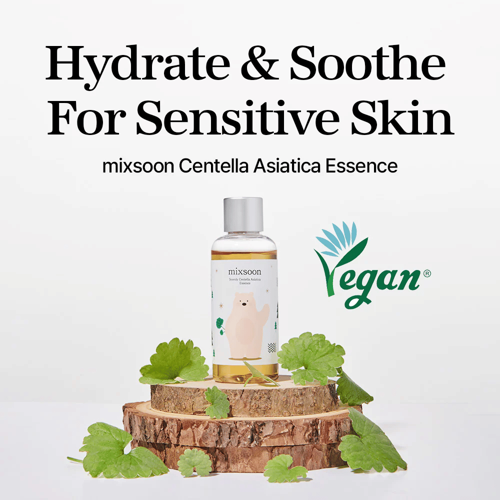 Mixsoon Centella Asiatica Essence z oznaczeniem wegańskim, butelka umieszczona na drewnianej desce z zielonymi liśćmi, tekst „Hydrate & Soothe For Sensitive Skin”.