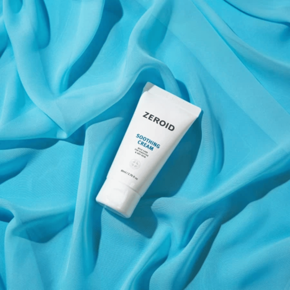 ZEROID Soothing Cream na niebieskim tle, który wzmacnia barierę ochronną skóry i nawilża wrażliwą skórę