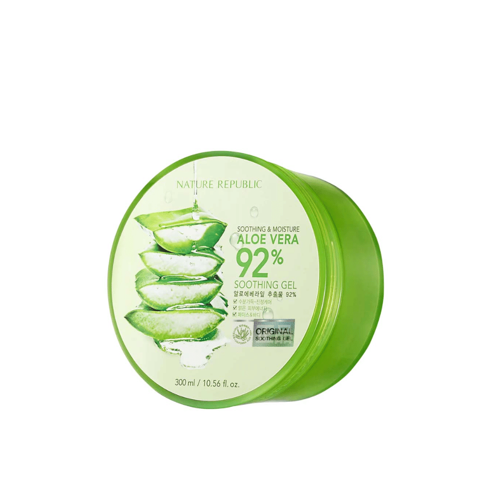 Zielona, okrągła puszka z Nature Republic Aloe Vera 92% Soothing Gel. Opakowanie przedstawia obraz liści aloesu oraz tekst opisujący kojące i nawilżające właściwości produktu. Zawartość to 300 ml (10.56 fl. oz).