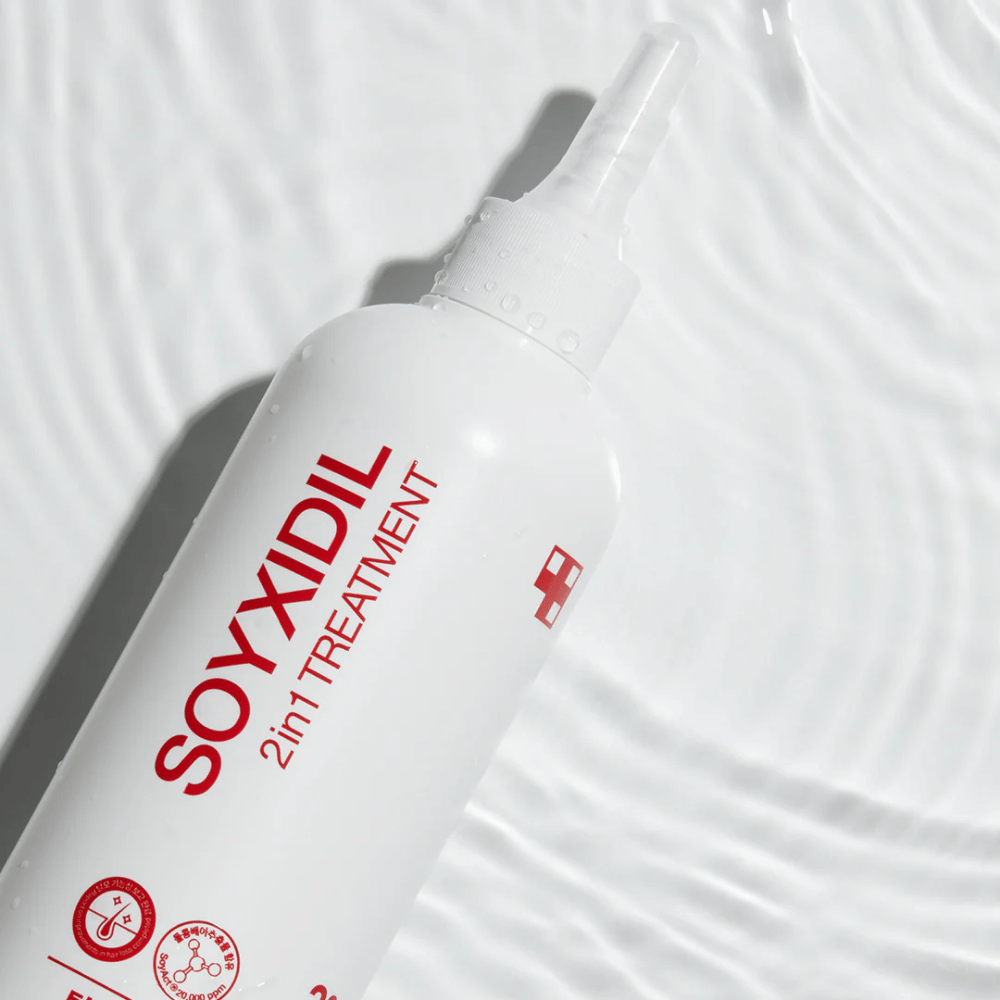 Butelka Medicube Soyxidil 2in1 Treatment leży na falującej powierzchni wody, co symbolizuje nawilżającą i odświeżającą pielęgnację.