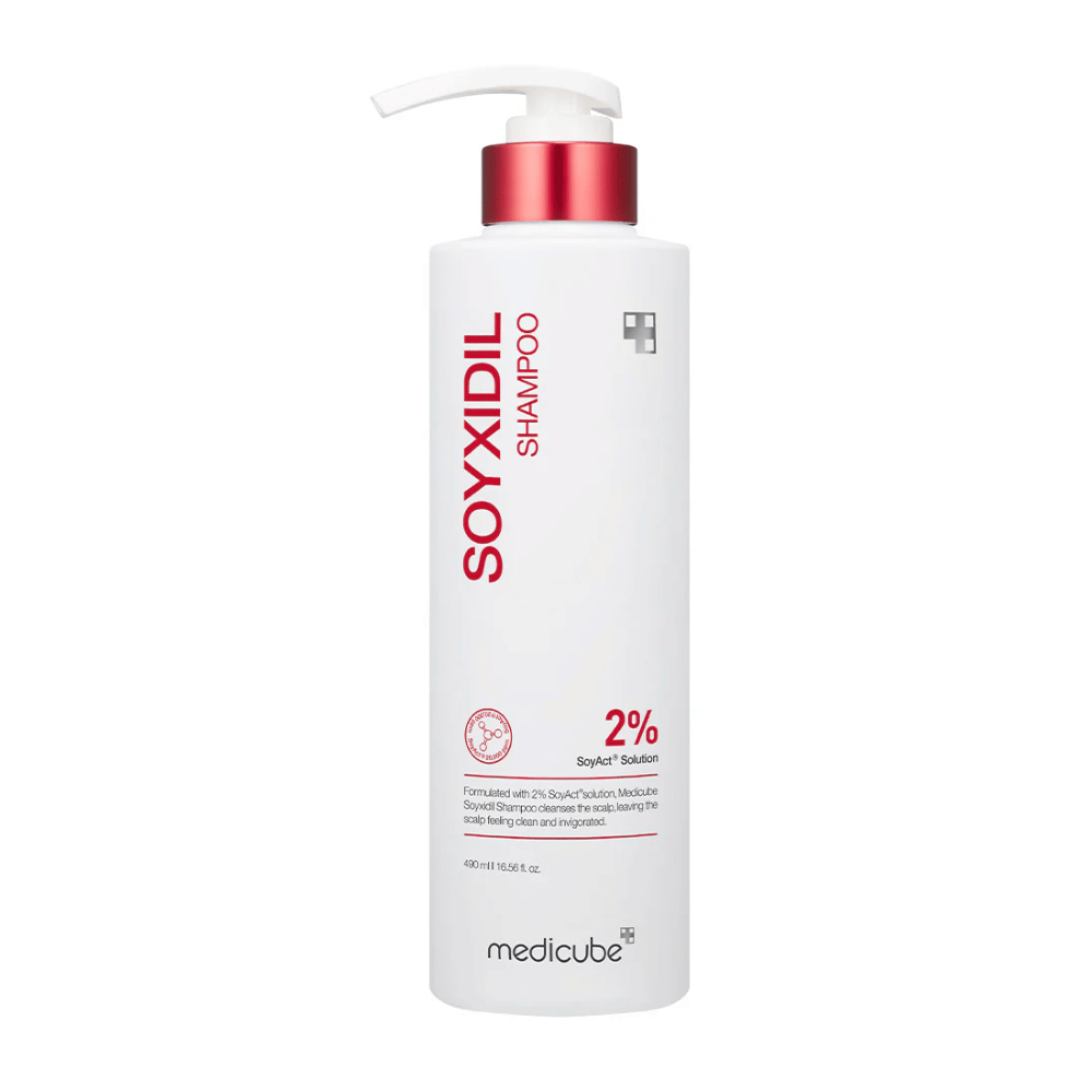 Zdjęcie produktu Medicube Soyxidil Shampoo w białej butelce z czerwoną pompką – zawiera 2% roztworu SoyAct™ dla mocniejszych włosów i zmniejszenia wypadania włosów.