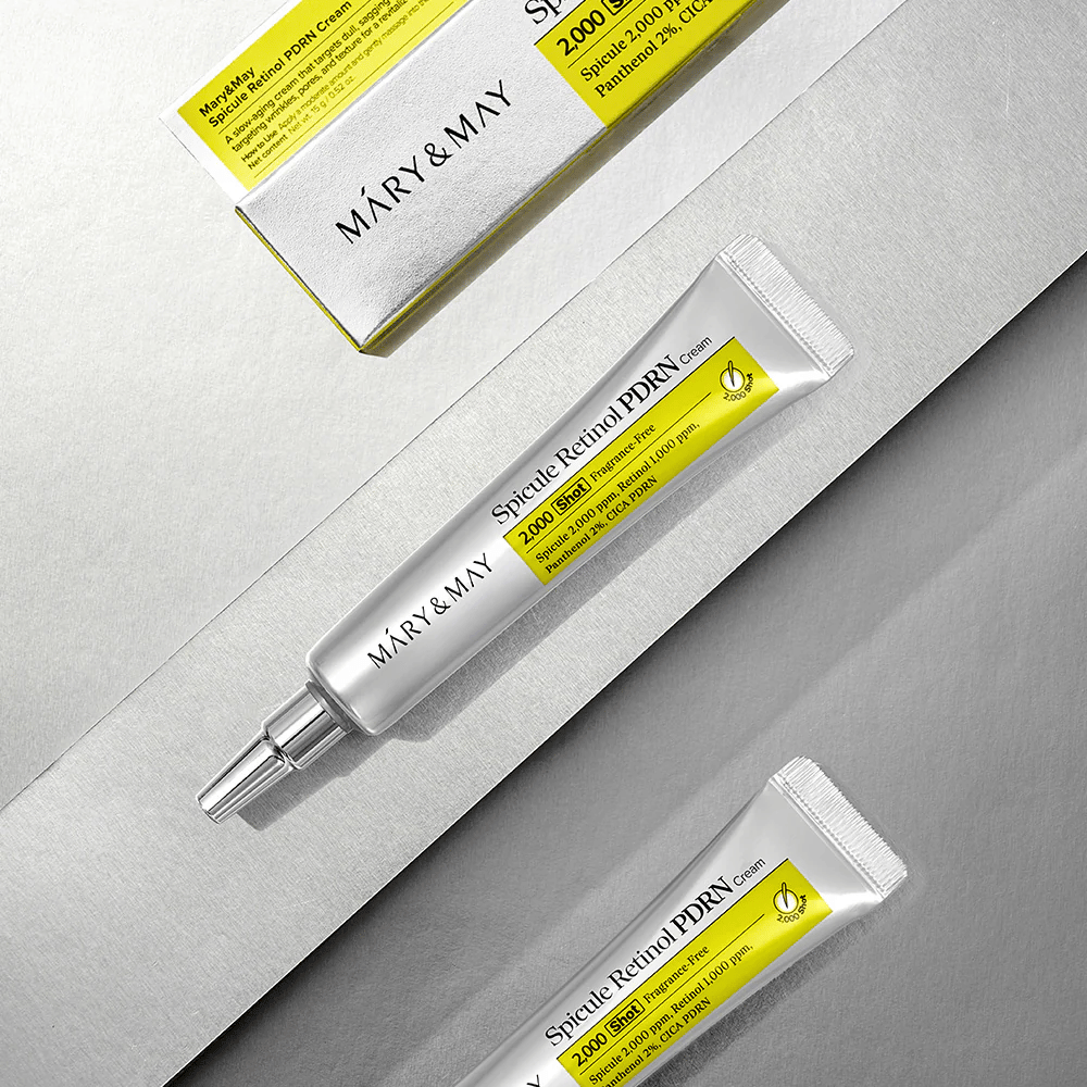 MARY & MAY Spicule Retinol PDRN Cream w tubie i opakowaniu na jasnym tle, aktywny krem do twarzy z retinolem, technologią spicule i PDRN do poprawy struktury skóry i jej odnowy.