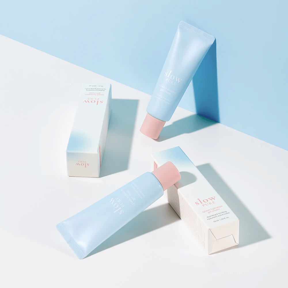 Kilka tubek Slow Pure Splash Hydration Gel Cream z opakowaniami w jasnoniebieskich i białych odcieniach.