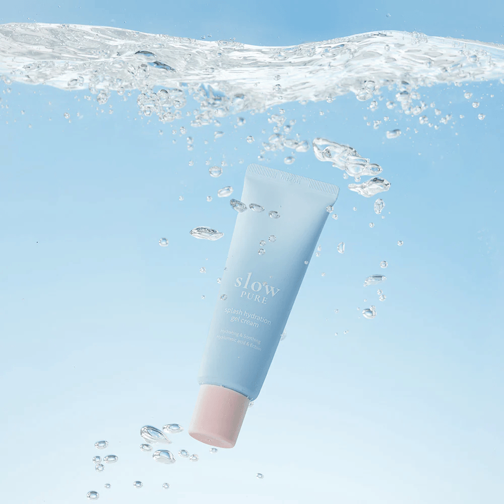 Slow Pure Splash Hydration Gel Cream przedstawiony pod wodą, symbolizuje intensywne nawilżenie.