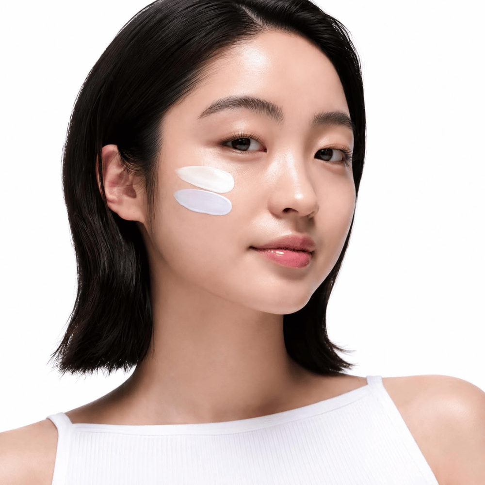 2. Beauty of Joseon Stay Fresh Color Correcting Sunscreen SPF 50 – modelka z zielonym i fioletowym kremem przeciwsłonecznym korygującym kolor na policzku