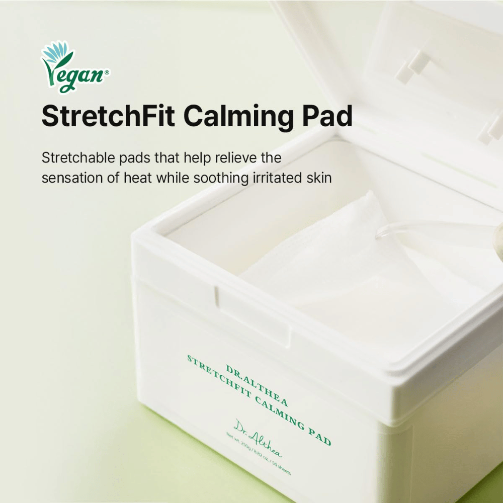 Obraz – lifestyle / otwarte opakowanie (intencja zakupu)
Dr. Althea Stretchfit Calming Pad w opakowaniu z nawilżającymi płatkami, które koją i pielęgnują wrażliwą skórę.