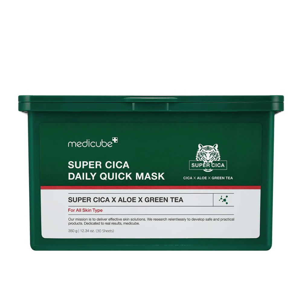 Zielony plastikowy pojemnik z etykietą dla medicube Super Cica Daily Quick Mask – maska do twarzy z Cica, aloesem i zieloną herbatą, zapewniająca codzienne nawilżenie i kojący efekt dla wszystkich typów skóry.