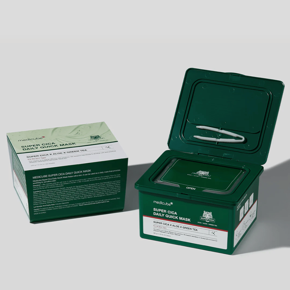 Dwa opakowania medicube Super Cica Daily Quick Mask – zamknięte pudełko kartonowe i otwarty zielony plastikowy pojemnik z pęsetą w pokrywce. Maski zawierają Cica, aloes i zieloną herbatę do codziennej pielęgnacji i kojącego efektu.