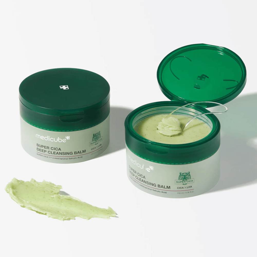 Medicube Super Cica Deep Cleansing Balm to głęboko oczyszczający balsam, idealny dla wrażliwej skóry. Zawiera Super Cica i LHA, które skutecznie usuwają makijaż, brud i zanieczyszczenia, jednocześnie łagodząc i pielęgnując skórę.
