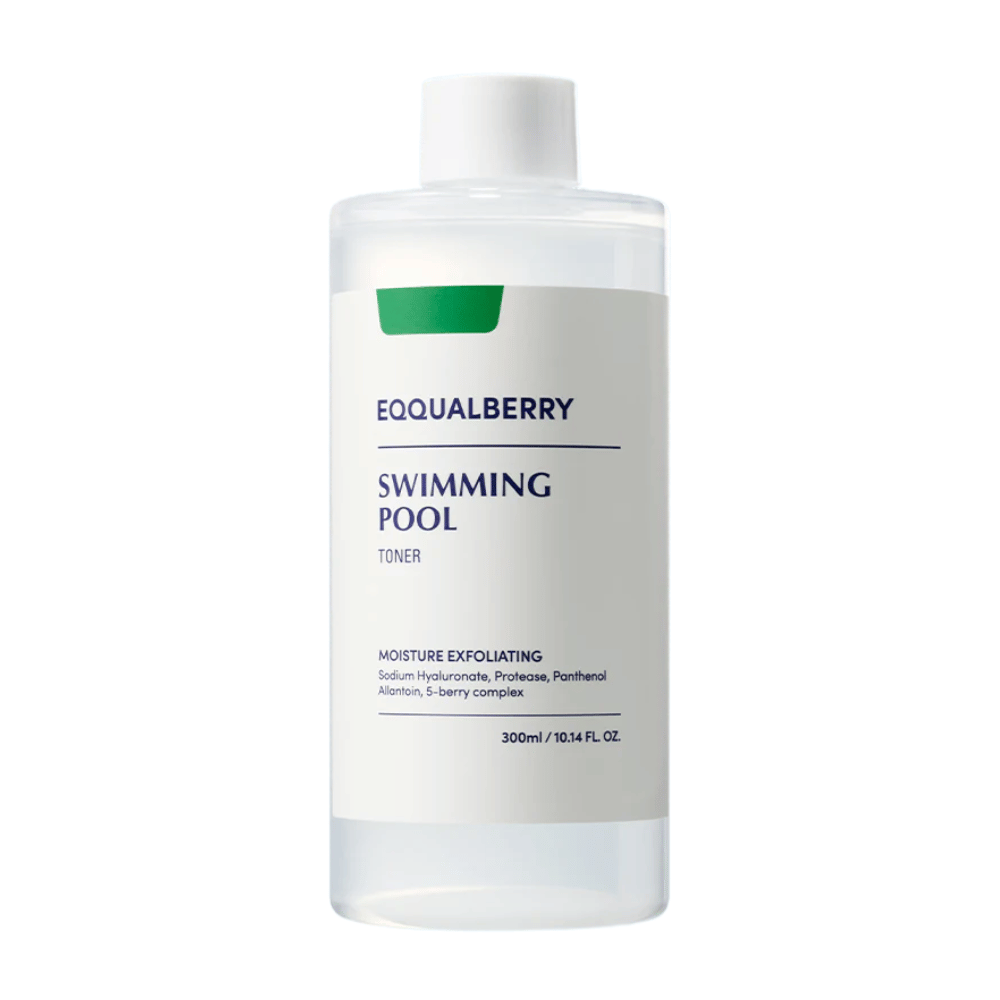 Equalberry Swimming Pool Toner w minimalistycznej przezroczystej butelce z białą etykietą. Nawilżająca i złuszczająca formuła dla świeżej i zrównoważonej skóry.