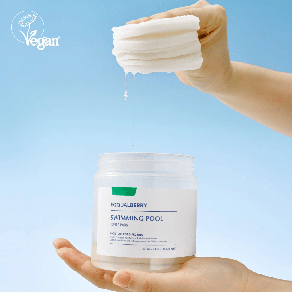 Equalberry Swimming Pool Toner Pads to wegańskie i nawilżające płatki z serum bogatym w składniki – idealne do odświeżenia i ukojenia skóry.