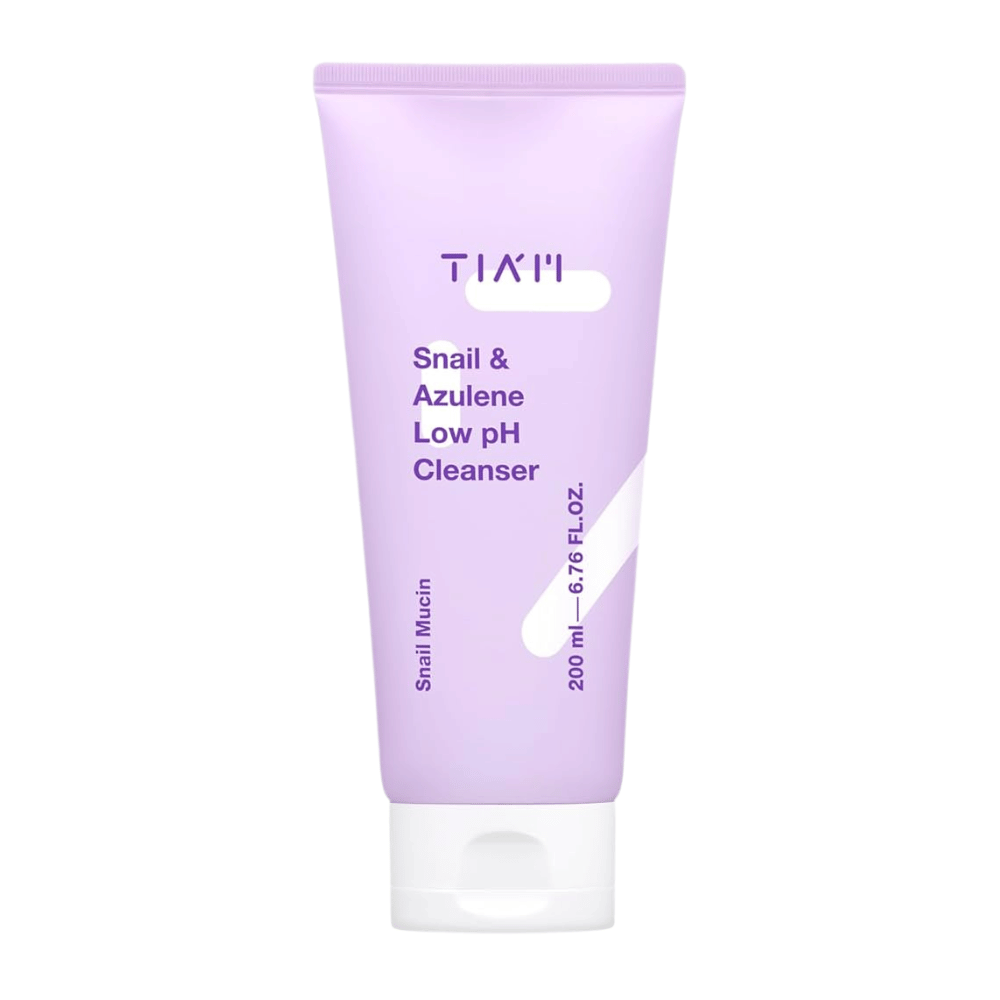 TIA'M Snail & Azulene Low pH Cleanser w fioletowej tubie na białym tle, 200 ml, łagodny środek do mycia twarzy ze śluzem ślimaka i azulenem dla wrażliwej skóry.