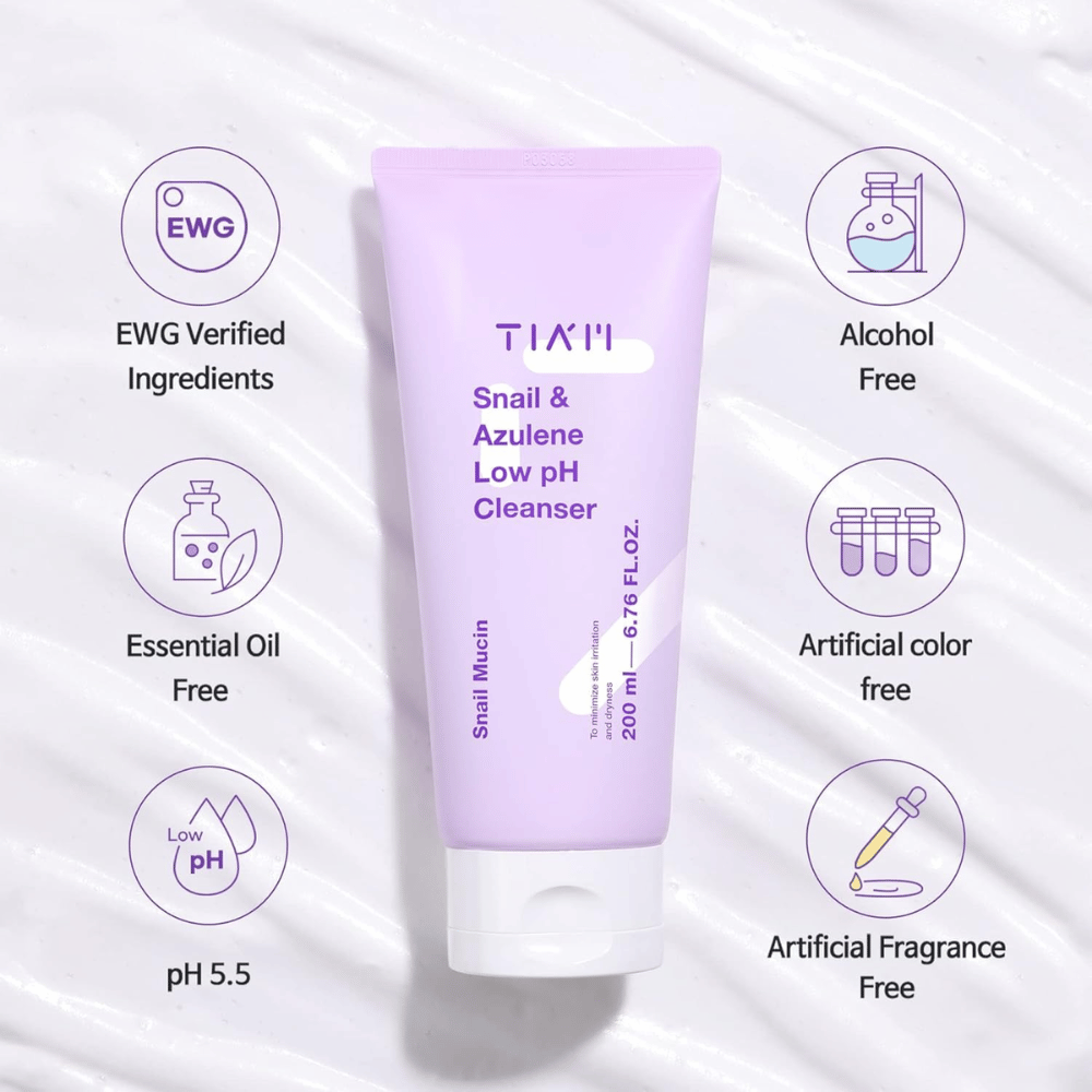 TIA'M Snail & Azulene Low pH Cleanser pokazany z symbolami dla składników zweryfikowanych przez EWG, niskiego poziomu pH oraz że produkt nie zawiera alkoholu, perfum, barwników i olejków eterycznych.