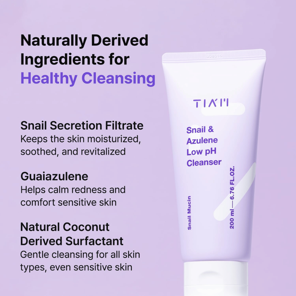 TIA'M Snail & Azulene Low pH Cleanser pokazuje kluczowe składniki takie jak śluz ślimaka, guaiazulene i surfaktant na bazie kokosa – naturalne substancje, które nawilżają, łagodzą i delikatnie oczyszczają skórę.