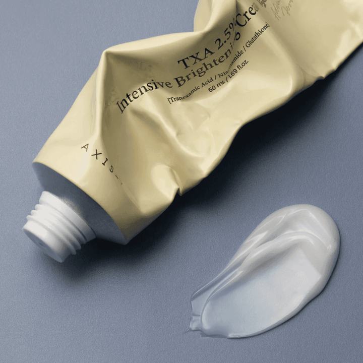 Zdjęcie produktowe z tubką i porcją kremu obok, aby pokazać miękką, kremową konsystencję i nawilżającą formułę. Nacisk położony jest na glow i równomierną aplikację.