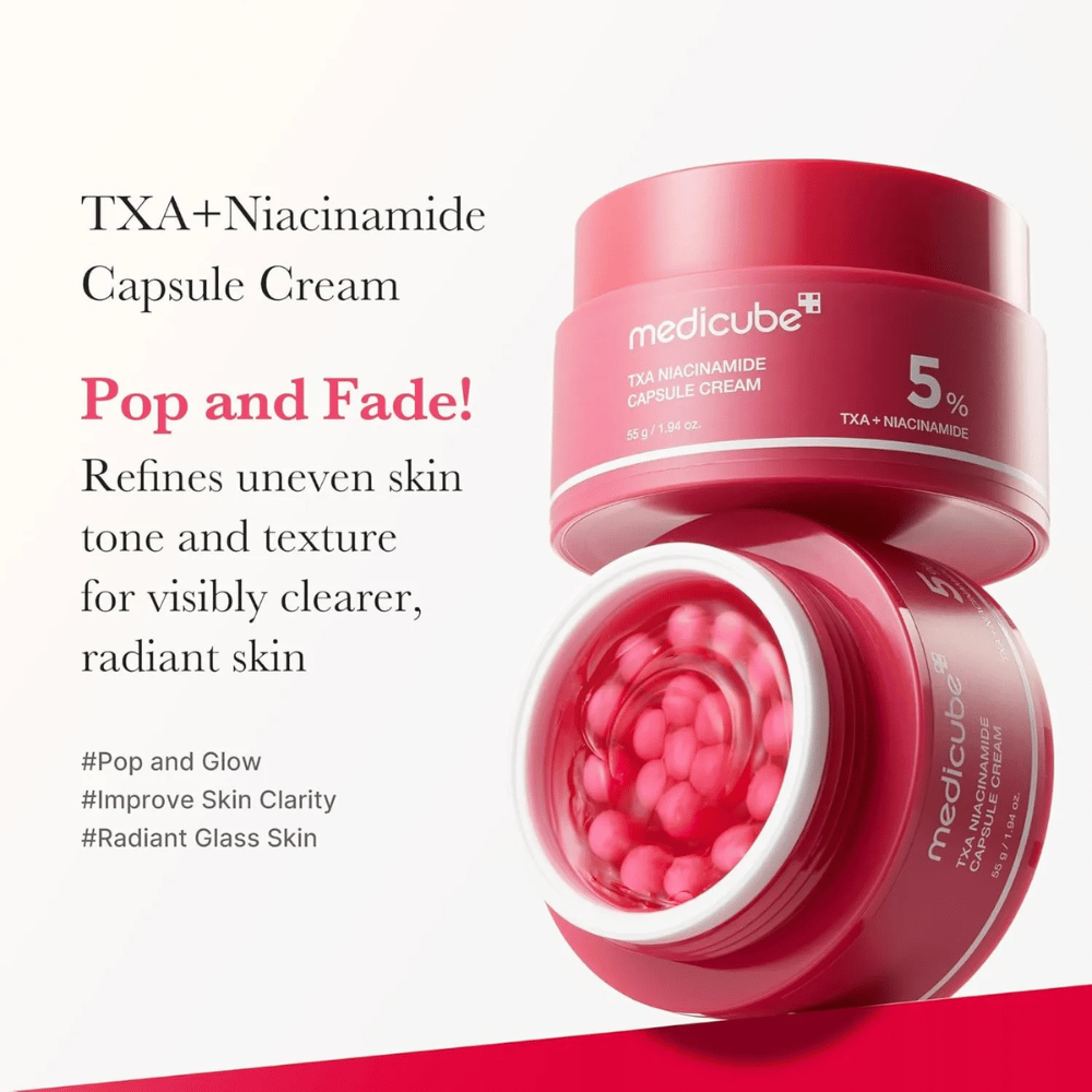 Medicube TXA Niacinamide Capsule Cream z tekstem o wyrównywaniu kolorytu skóry i blasku, pokazuje otwarty słoik z różowymi kapsułkami i opakowanie produktu obok.