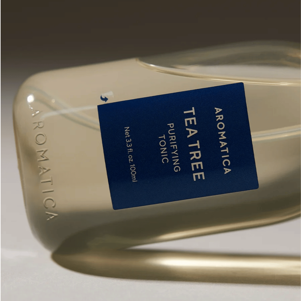 AROMATICA Tea Tree Purifying Tonic – zbliżenie na butelkę i etykietę produktu