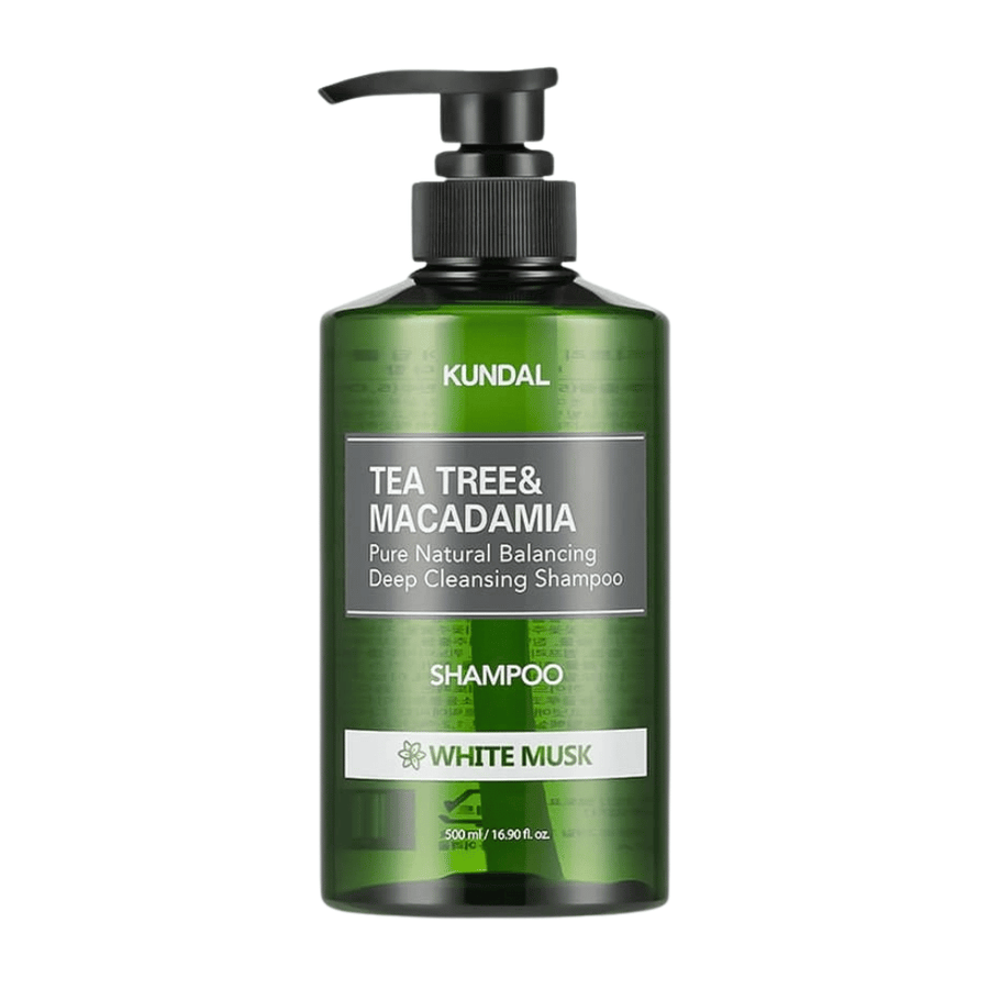 Stylowe wyizolowane zdjęcie produktowe KUNDAL Tea Tree & Macadamia Deep Cleansing Shampoo White Musk z zieloną przezroczystą butelką i pompką.