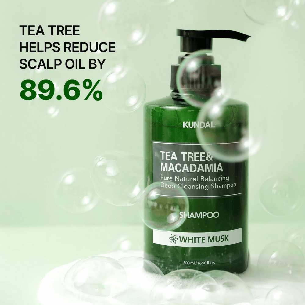 Zdjęcie produktu z bąbelkami i statystykami pokazującymi, że tea tree pomaga zredukować nadmiar sebum na skórze głowy, zapewniając świeższe uczucie.