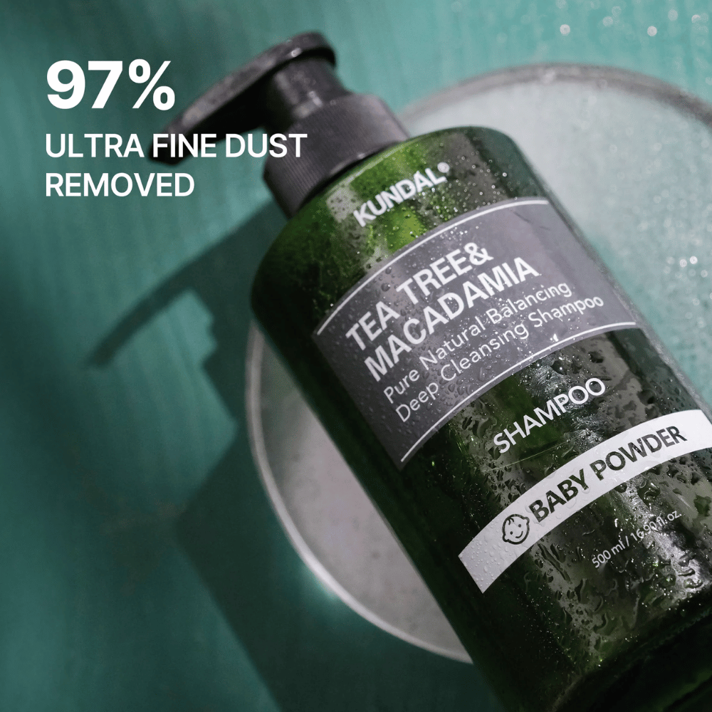 Zbliżenie na KUNDAL Tea Tree & Macadamia Shampoo, koncentrujące się na właściwościach głęboko oczyszczających oraz na tym, że produkt pomaga usuwać ultradrobne cząsteczki i zanieczyszczenia.