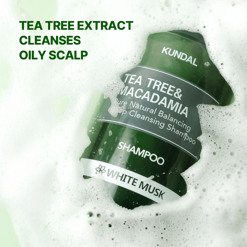 Zdjęcie produktu z pianą i tekstem podkreślającym oczyszczające działanie ekstraktu tea tree dla tłustej skóry głowy i zrównoważonej pielęgnacji skóry głowy.