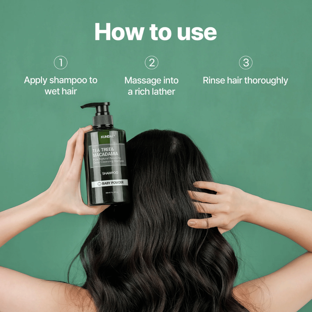 Grafika krok po kroku pokazująca, jak używać KUNDAL Tea Tree & Macadamia Deep Cleansing Shampoo do oczyszczania włosów i skóry głowy przy użyciu obfitej piany.