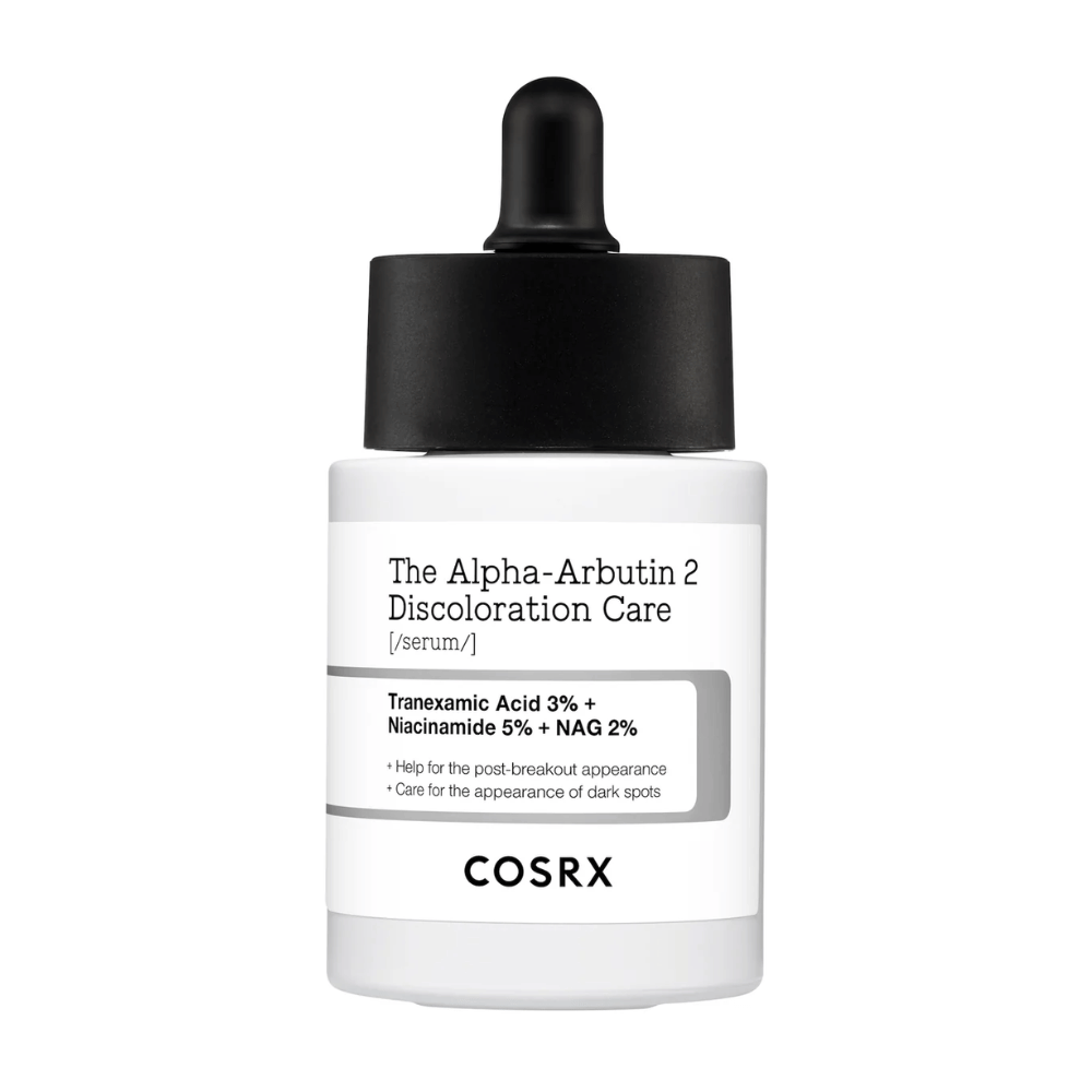 COSRX The Alpha-Arbutin 2 Discoloration Care Serum z 3% kwasem traneksamowym, 5% niacynamidem i 2% NAG. Serum skierowane na ciemne plamy i przebarwienia dla bardziej jednolitego kolorytu skóry i zwiększonego blasku.
