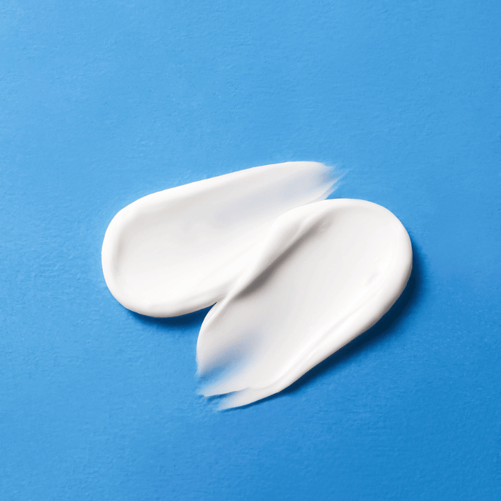 Zbliżenie na COSRX The Ceramide Skin Barrier Moisturizer teksturę – krem z ceramidami, który głęboko nawilża i poprawia barierę ochronną skóry.