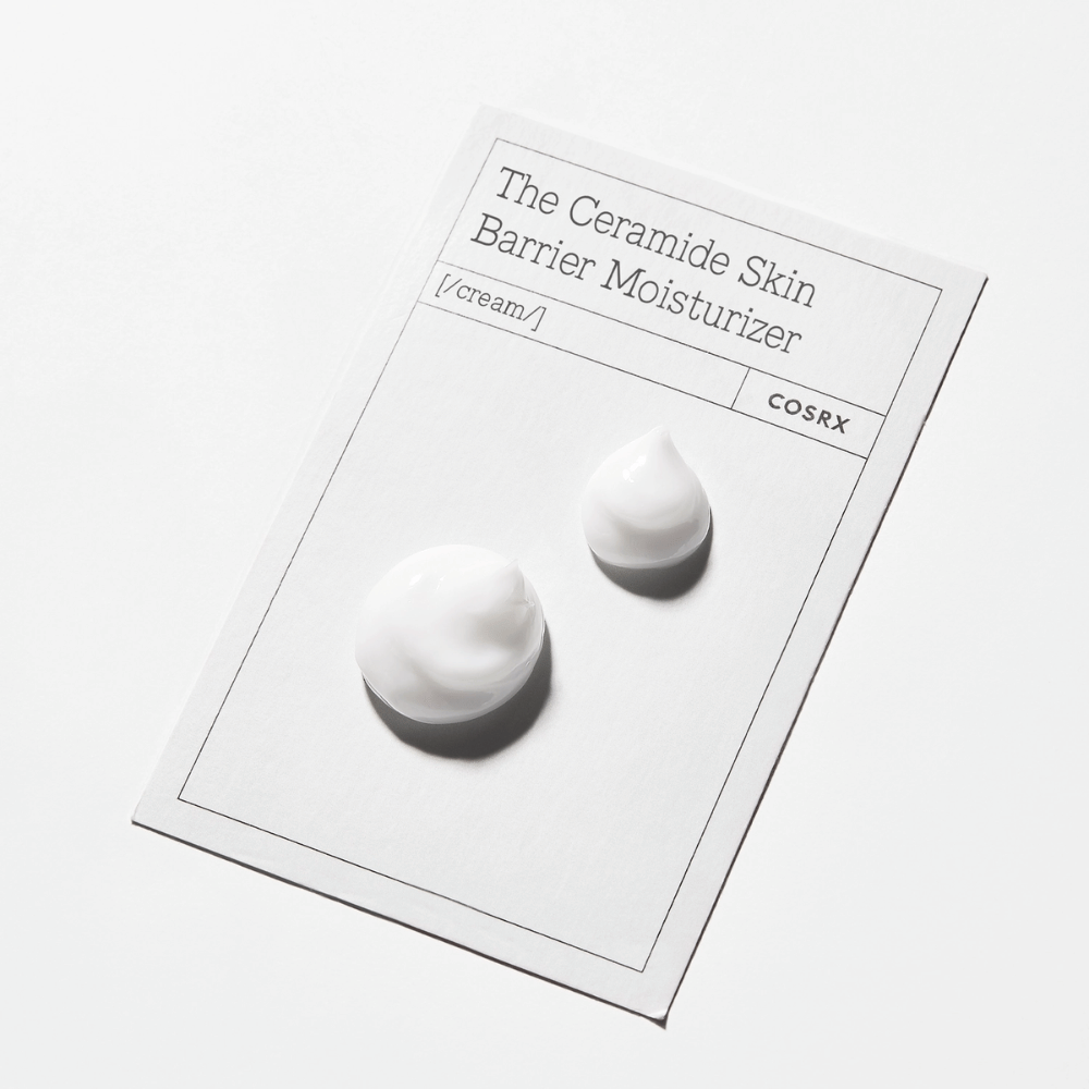Tekstura kremu od COSRX The Ceramide Skin Barrier Moisturizer – zmiękczający krem do twarzy, który wzmacnia barierę skórną i zapobiega utracie wilgoci.
