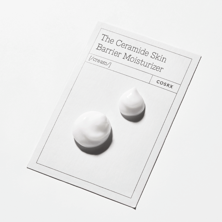 Tekstura kremu od COSRX The Ceramide Skin Barrier Moisturizer – zmiękczający krem do twarzy, który wzmacnia barierę skórną i zapobiega utracie wilgoci.