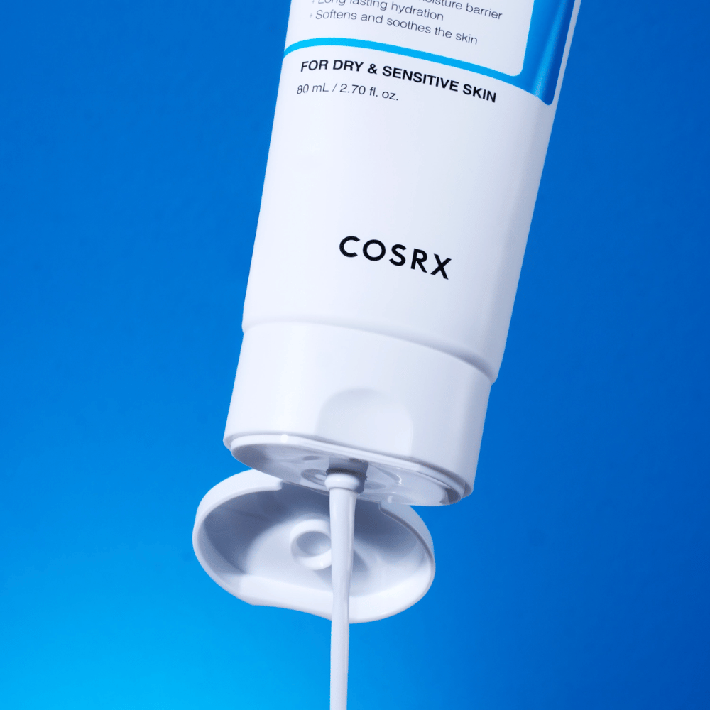 COSRX The Ceramide Skin Barrier Moisturizer z teksturą kremu – wzmacniający barierę krem do twarzy, który zapewnia długotrwałe nawilżenie i łagodzi wrażliwą skórę.