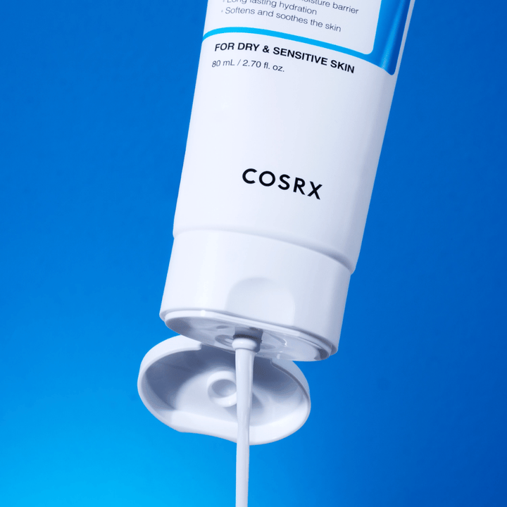 COSRX The Ceramide Skin Barrier Moisturizer z teksturą kremu – wzmacniający barierę krem do twarzy, który zapewnia długotrwałe nawilżenie i łagodzi wrażliwą skórę.