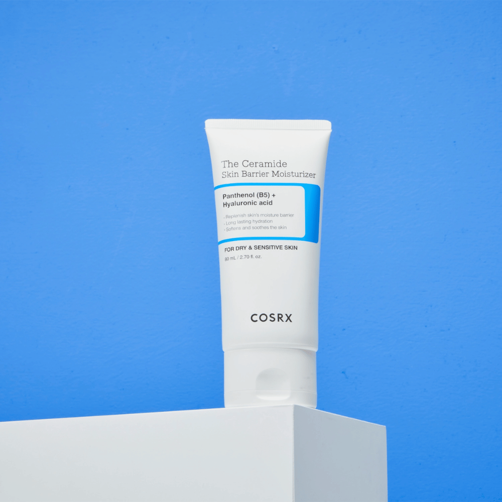 COSRX The Ceramide Skin Barrier Moisturizer na piedestale – nawilżający krem do twarzy z ceramidami, pantenolem i kwasem hialuronowym dla suchej i wrażliwej skóry.