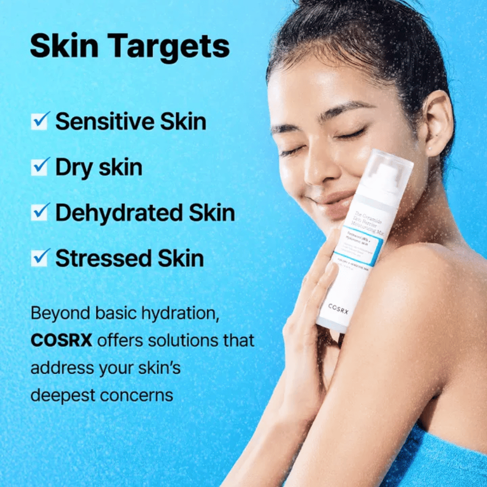 Kobieta trzyma COSRX Ceramide Skin Barrier Mist – idealna dla wrażliwej, suchej i zestresowanej skóry potrzebującej dodatkowego nawilżenia.