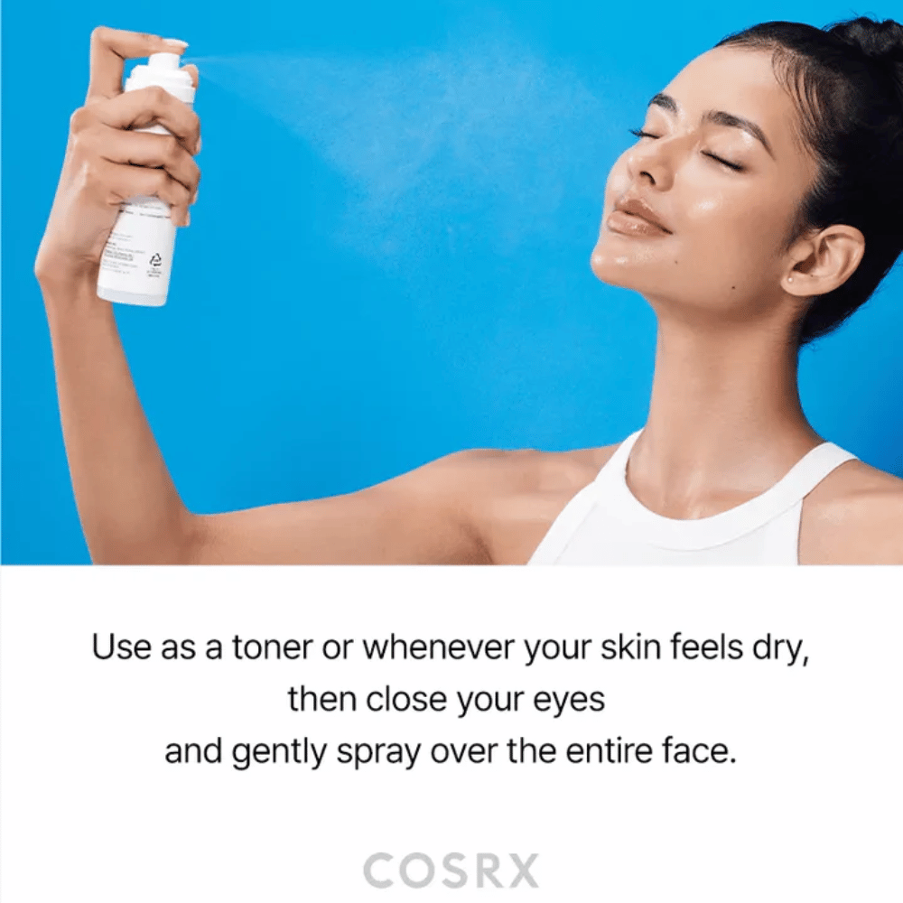 Kobieta spryskuje twarz COSRX Ceramide Skin Barrier Mist dla szybkiego nawilżenia i świeżego uczucia.
