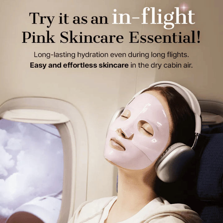 Kvinna med rosa hydrogelmask från COSRX på ett flygplan – återfuktande ansiktsmask perfekt under långa flygresor.