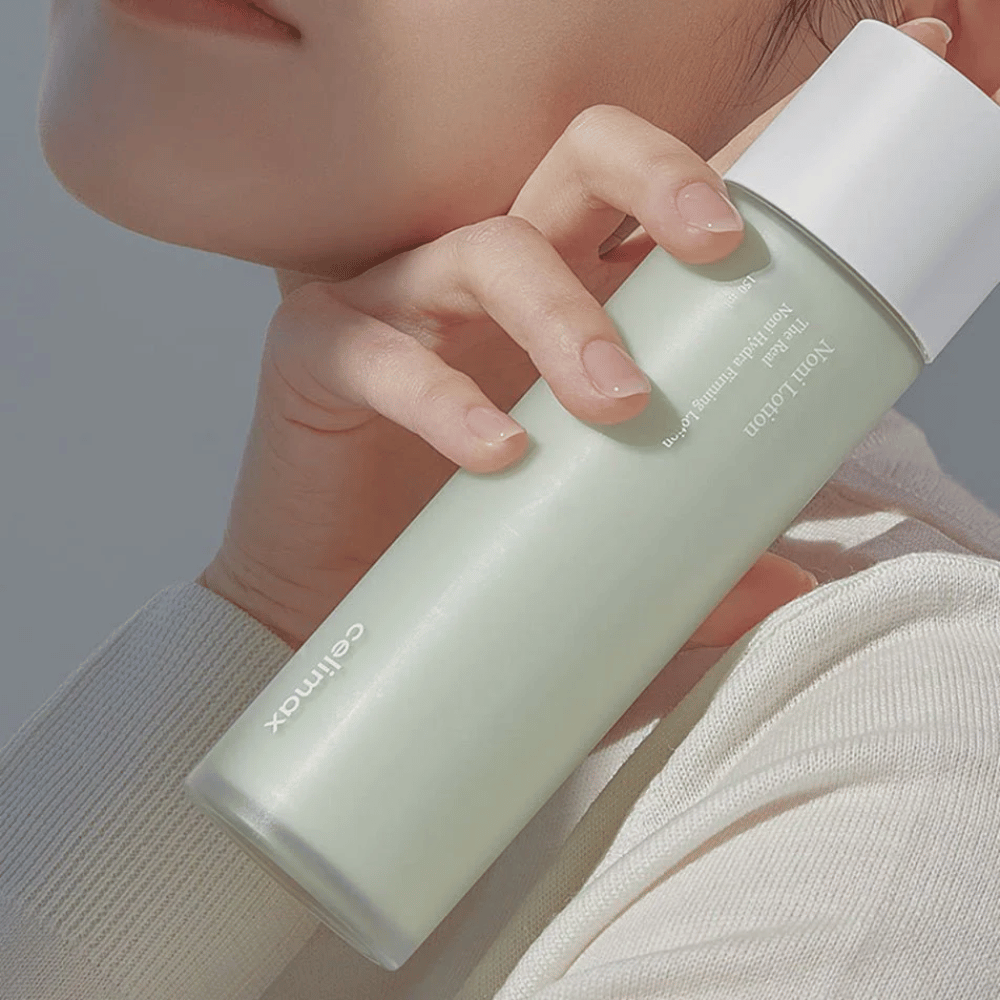 Celimax The Real Noni Hydra Firming Lotion to skuteczny balsam, który ujędrnia skórę i zapewnia głębokie nawilżenie. Wzbogacony ekstraktem z Noni i odżywczymi składnikami, poprawia elastyczność skóry i daje świeżą, promienną cerę. Idealny do codziennego użytku dla miękkiej i nawilżonej skóry!