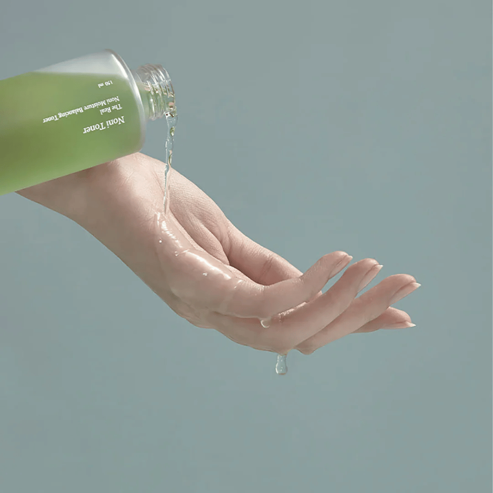 Celimax The Real Noni Moisture Balancing Toner to lekki i orzeźwiający tonik, który nawilża i równoważy skórę. Jest wzbogacony ekstraktem z Noni, który łagodzi podrażnienia i poprawia strukturę skóry.